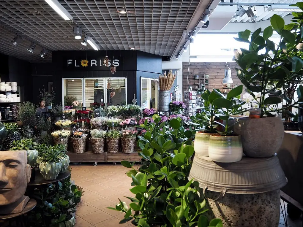 Inngangen til blomsterbutikken på Østfoldhallen med planter og potter